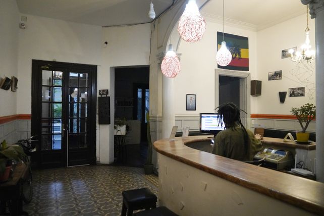 Los dueños de hostels dicen que están llegando algunos extranjeros