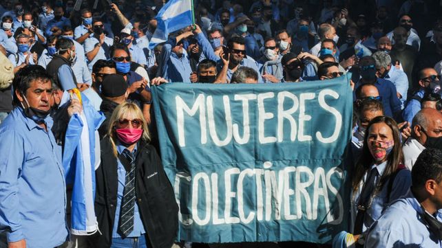 Las mujeres choferes también se plegaron a la movilización. (Foto: Celina Mutti Lovera)