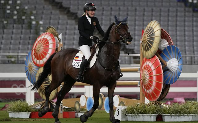 Annika Schleu de Alemania llora porque no podía controlar su caballo para competir en la parte ecuestre del pentatlón moderno femenino en los Juegos Olímpicos de Verano de 2020