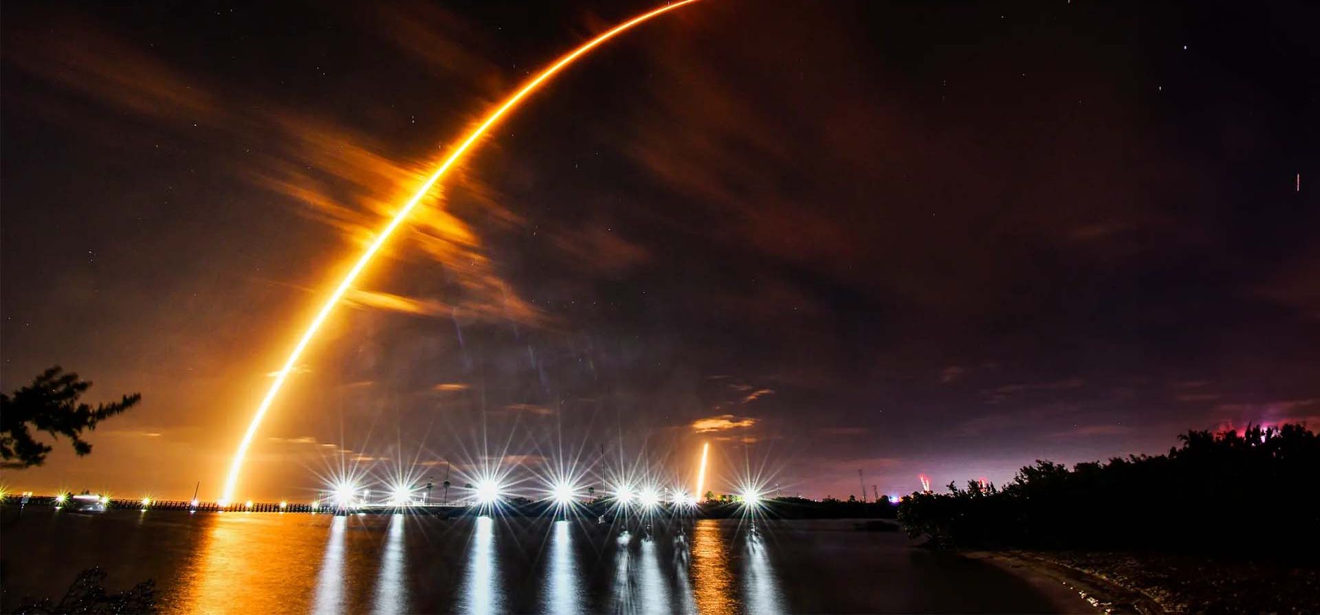 Un cohete Falcon 9 de SpaceX es lanzado desde una plataforma en el Centro Espacial Kennedy, visto desde Puerto Cañaveral, Florida, Estados Unidos. Fotografía: Malcolm Denemark/AP Un cohete Falcon 9 de SpaceX es lanzado desde una plataforma en el Centro Espacial Kennedy, visto desde Puerto Cañaveral, Florida, Estados Unidos. Fotografía: Malcolm Denemark/AP