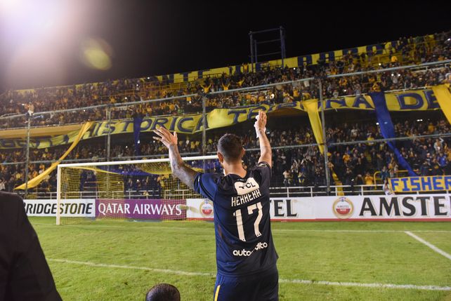 El Chaqueño Herrera levanta los brazos de frente a los hinchas de Central en su despedida del fútbol.