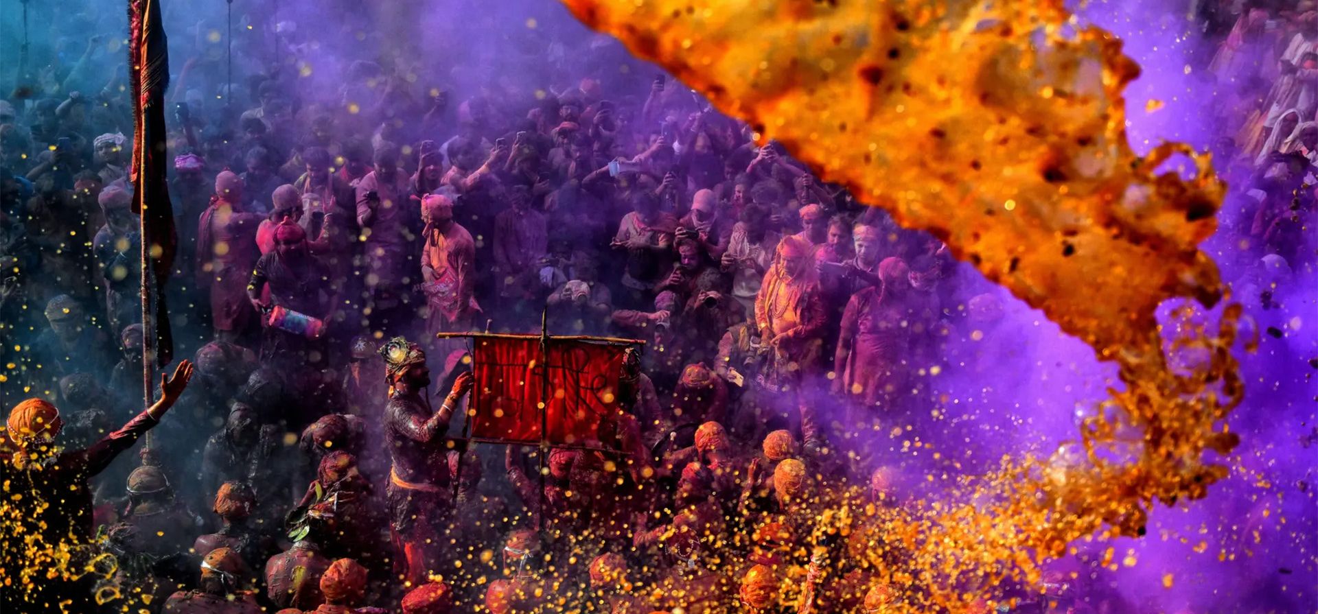 Los devotos hindúes juegan con agua y polvos de colores (gulal) en el templo Radharani de Nandgaon durante el festival Holi, que marca el comienzo de la primavera. Fotografía: Avishek Das/Sopa Images/Rex/Shutterstock Los devotos hindúes juegan con agua y polvos de colores (gulal) en el templo Radharani de Nandgaon durante el festival Holi, que marca el comienzo de la primavera. Fotografía: Avishek Das/Sopa Images/Rex/Shutterstock