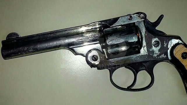 Preso por evidencia: se le cayó el arma al pavimento y lo detuvieron