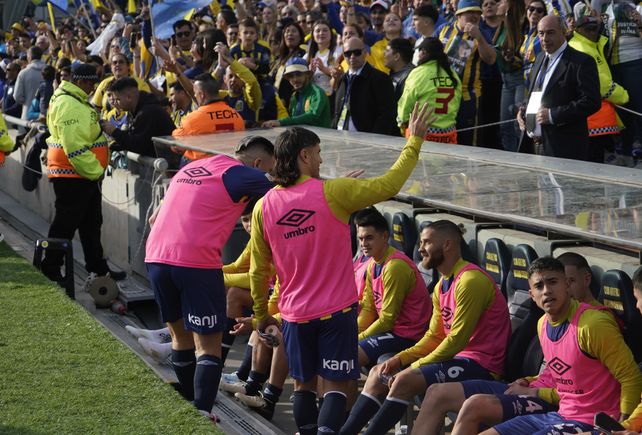 Malcorra les devuelve el saludo a los hinchas que esperaban verlo en algún momento en cancha.