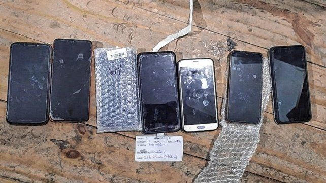 De varias maneras intentan ingresar celulares para los reclusos en la cárcel