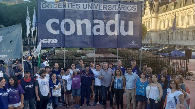 Docentes universitarios de Conadu anunciaron paro de 24 horas este 23. Hoy realizan clases públicas e impulsan una marcha federal universitaria para mayo