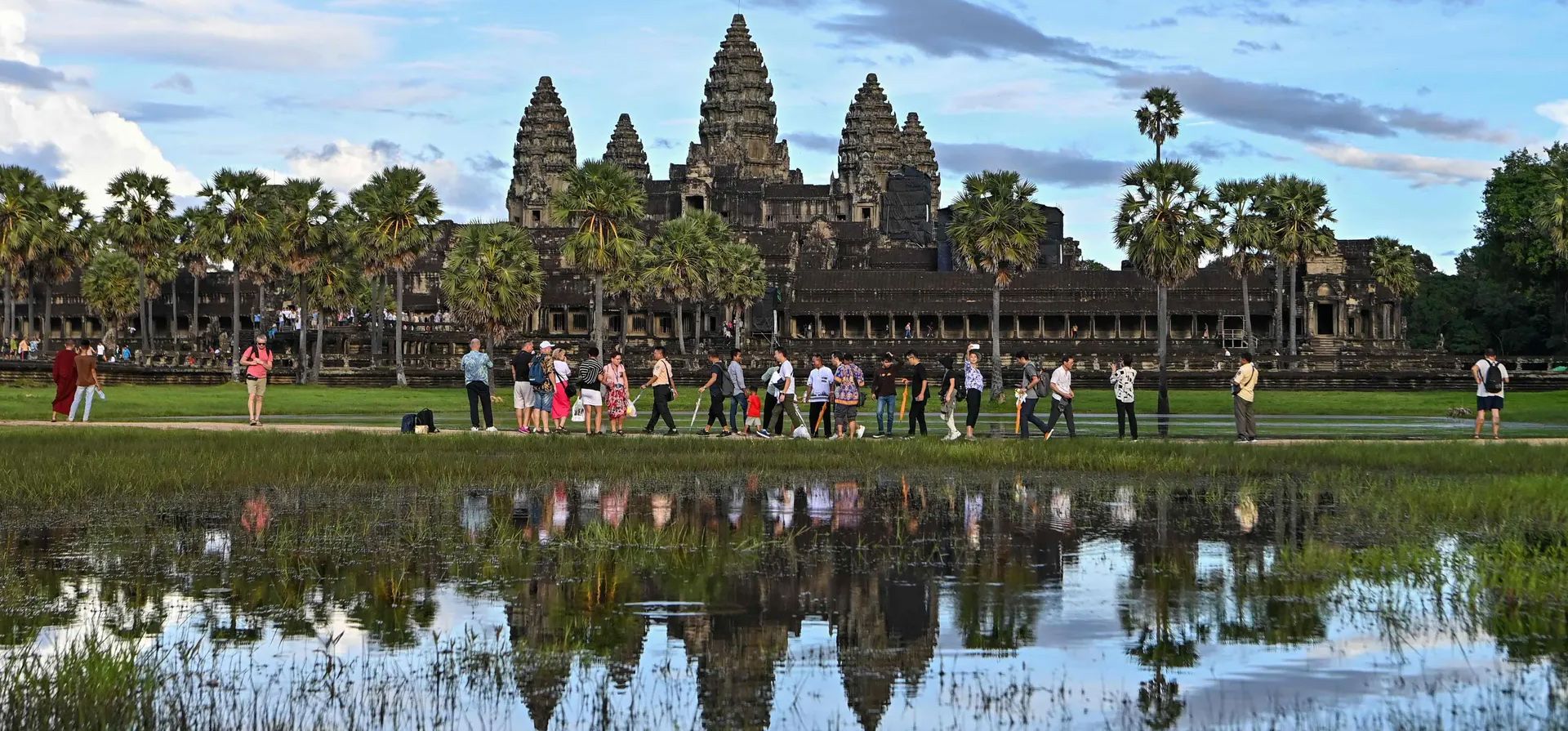 Turistas visitan el templo en la provincia de Siem Reap. El primer ministro Hun Manet ha inaugurado un nuevo aeropuerto a 25 millas del parque de los templos de Angkor, principal destino turístico del país, en un esfuerzo por impulsar el sector turístico, Angkor Wat, Camboya. Fotografía: Tang Chhin Sothy/AFP/Getty Images Turistas visitan el templo en la provincia de Siem Reap. El primer ministro Hun Manet ha inaugurado un nuevo aeropuerto a 25 millas del parque de los templos de Angkor, principal destino turístico del país, en un esfuerzo por impulsar el sector turístico, Angkor Wat, Camboya. Fotografía: Tang Chhin Sothy/AFP/Getty Images