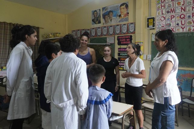Horas de lancha y mucha vocación: los profesionales que llevan salud al otro lado del río