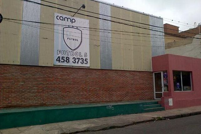 Fueron a jugar al fútbol, les robaron y los dejaron encerrados