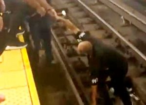 Rescate de un hombre en silla de ruedas en el subte de Nueva York