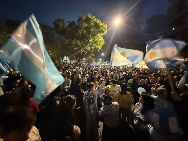 Santa Fe volvió a desatar una fiesta tras el histórico triunfo ante Inglaterra: miles de hinchas coparon las calles de la ciudad