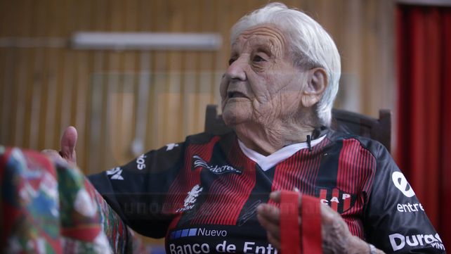 Doña Paula gritó los goles de Patronato con la camiseta firmada por los jugadores