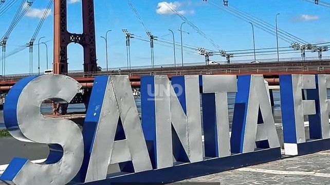 Letras corpóreas. Las tradicionales letras de “Santa Fe” cambiaron su color a azul y blanco.