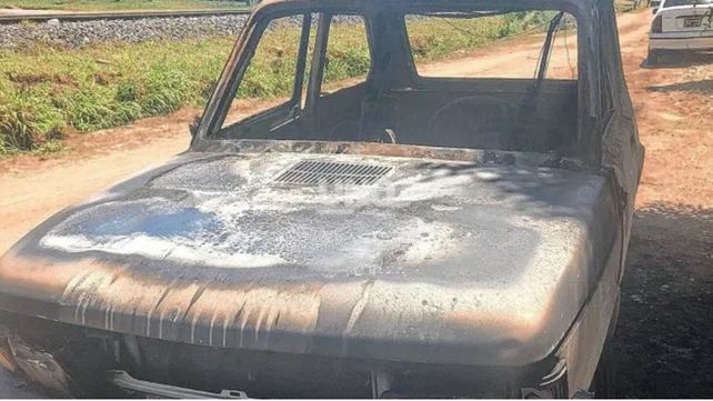 El Fiat 147 quedó totalmente destruido por las llamas.