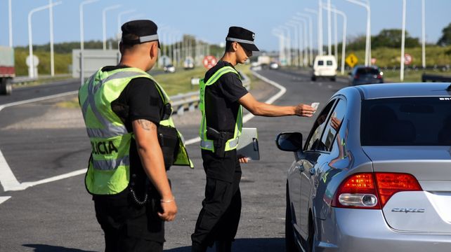 Los conductores deberán exhibir la licencia de conducir en formato físico