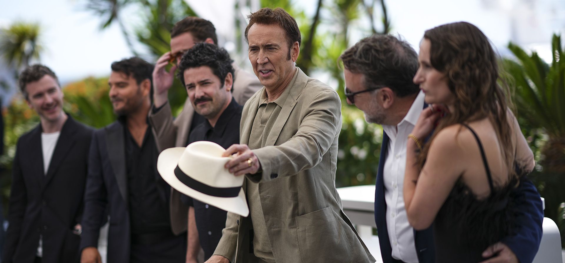 Nicolas Cage, posa para los fotógrafos en la sesión de presentación de la película 'The Surfer' en el 77° festival internacional de cine, Cannes, sur de Francia, el viernes 17 de mayo de 2024. (Foto de Daniel Cole/Invision/AP)