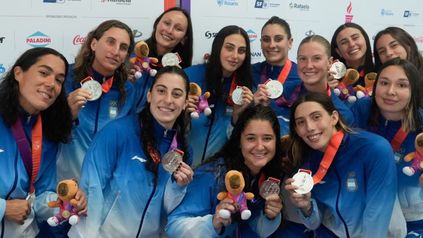 Los Yacarés y las Tiburonas se quedaron con las medallas de plata en el waterpolo