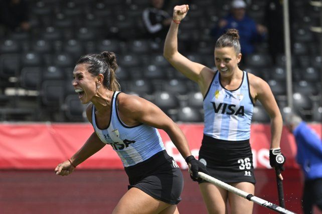 Agustina Gorzelany festeja junto a la santafesina Antoniazzi en Bélgica.