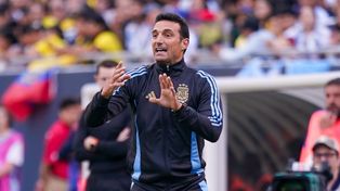 El entrenador del seleccionado argentino, Lionel Scaloni, no podrá dirigir al equipo este sábado ante Perú.