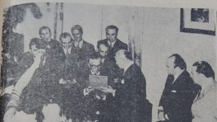 El ex intendente, de 90 años, recibe una plaqueta que reconoce su donación en el marco de un acto público el 7 de octubre de 1969