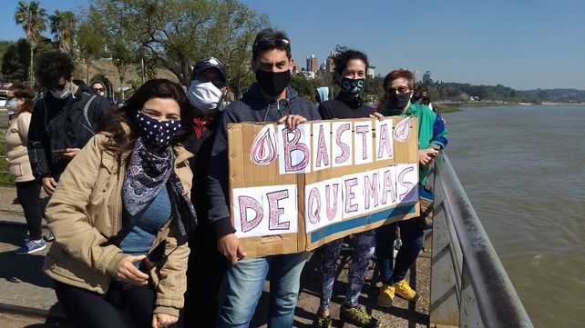 En el río con un abrazo al Curupí  y en la costa, reclamaron este domingo por los incendios
