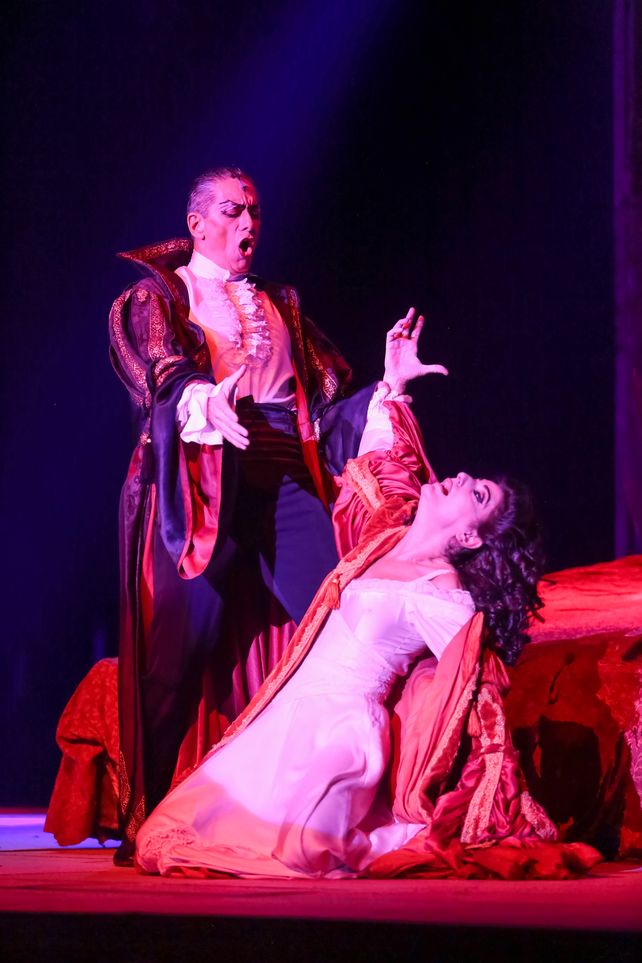 Juan Rodó y Cecilia Milone como Mina.