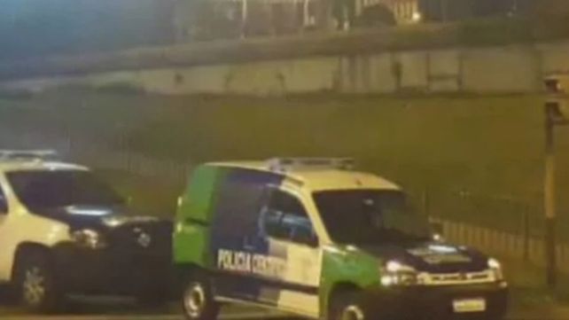 Un tiroteo entre dos delincuentes y una policía en un colectivo dejó un muerto