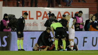 Armando Méndez es atendido en la cancha de Huracán producto de un choque con un rival.