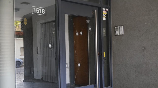El edificio atacado a tiros este sábado por la noche