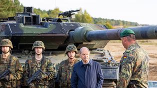 El canciller alemán Olaf Scholz parado junto a soldados delante de un tanque Leopard 2, durante un ejercicio de entrenamiento militar en la ciudad de Ostenholz.
