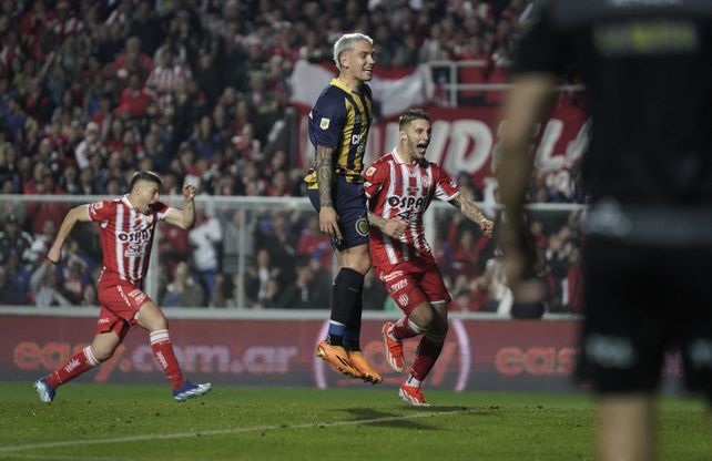 Copetti erra el penal en el final del partido ante Unión. Fue la segunda derrota canalla de manera consecutiva.