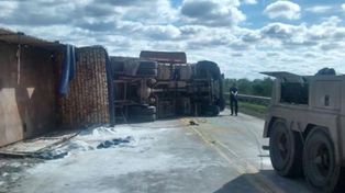 Tumbó un camión en ruta 70