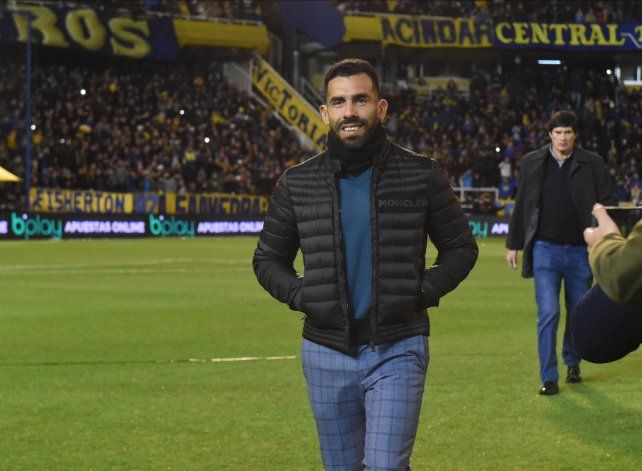 Carlos Tevez camina sonriente en el Gigante de Arroyito.