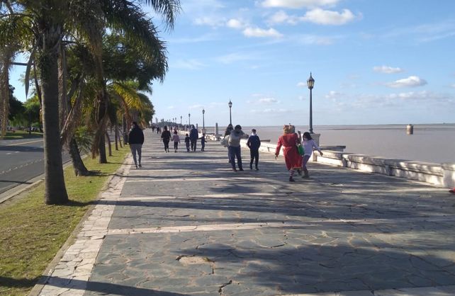 Tras 64 días de aislamiento, los santafesinos volvieron a caminar por la costanera de una forma inusual