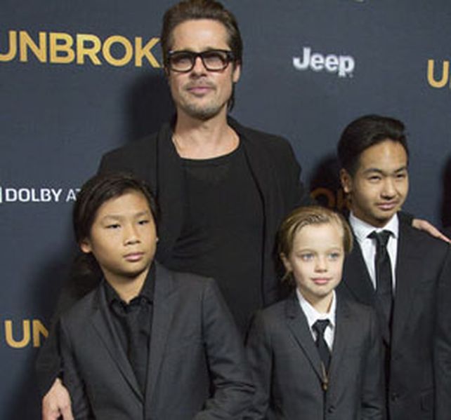 La pequeña de 8 años apareció en la presentación de la última película vestida de traje como sus hermanos.