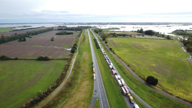 Los efectos del diluvio continúan sintiéndose en la autopista Rosario-Buenos Aires. Foto: gentileza PhLares. Los efectos del diluvio continúan sintiéndose en la autopista Rosario-Buenos Aires. Foto: gentileza PhLares.