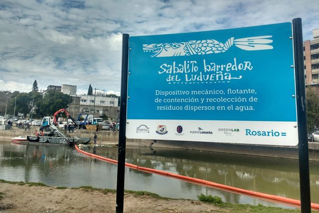 Probaron la máquina flotante que limpiará el arroyo Ludueña