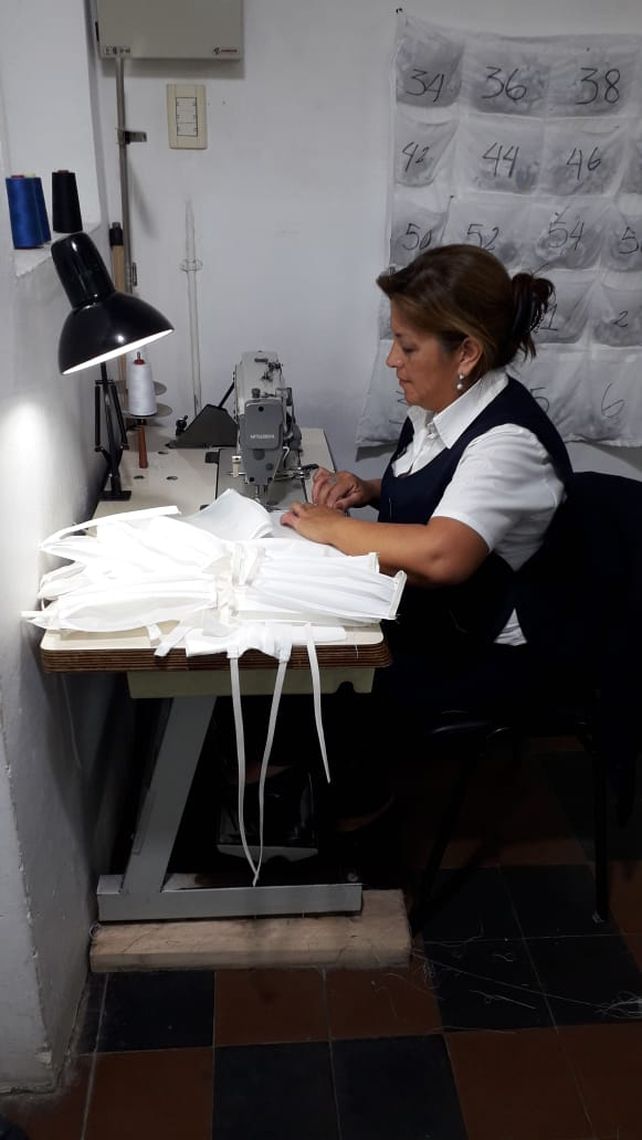 Cornavirus: En la Sastrer&iacute;a Policial se confeccionan los barbijos.