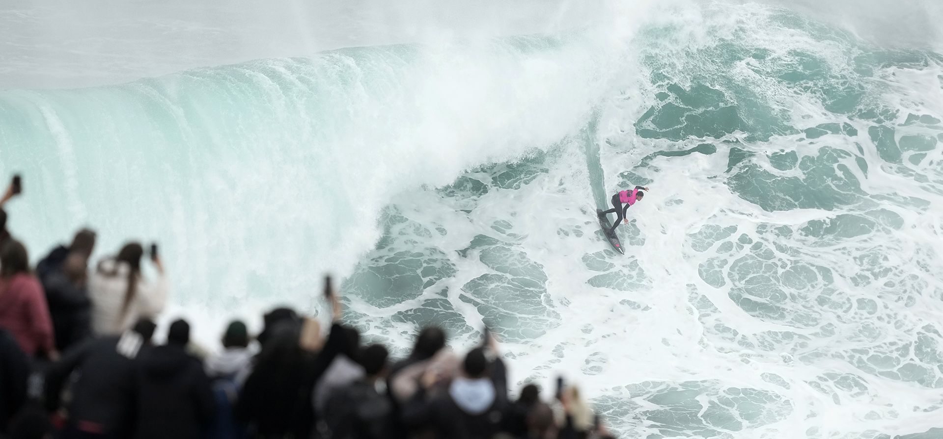 Los fanáticos en lo alto de un acantilado observan a Clement Roseyro, de Francia, montar una ola durante el torneo de surf Nazare Big Wave Challenge en Praia do Norte, o North Beach, en Nazare, Portugal, el lunes 22 de enero de 2024. (Foto AP/Armando Franca ) Los fanáticos en lo alto de un acantilado observan a Clement Roseyro, de Francia, montar una ola durante el torneo de surf Nazare Big Wave Challenge en Praia do Norte, o North Beach, en Nazare, Portugal, el lunes 22 de enero de 2024. (Foto AP/Armando Franca )