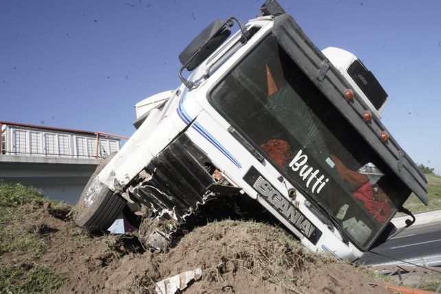 Un camión quedó colgado del puente de la ruta nacional A012 sobre la autopista Rosario-Santa Fe. El tránsito se cortó el jueves 26 de febrero de 2026.
