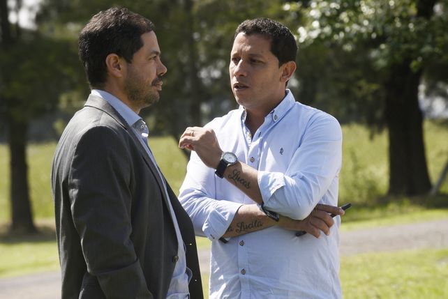 Gordillo dialoga con Di Pollina, con quien siempre mantuvo una buena relación.