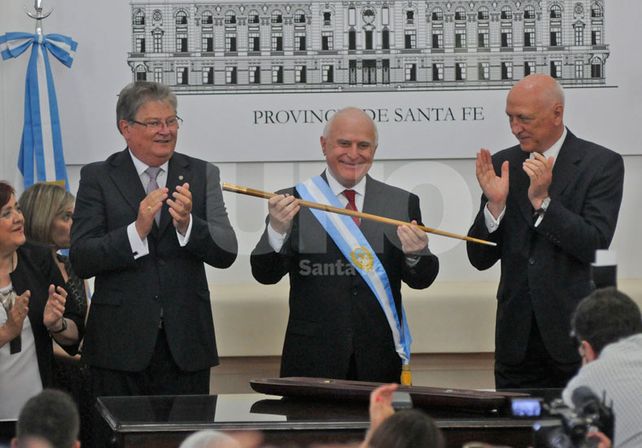 El momento. Una de las fotos más esperadas: el traspaso de los atributos de mando.