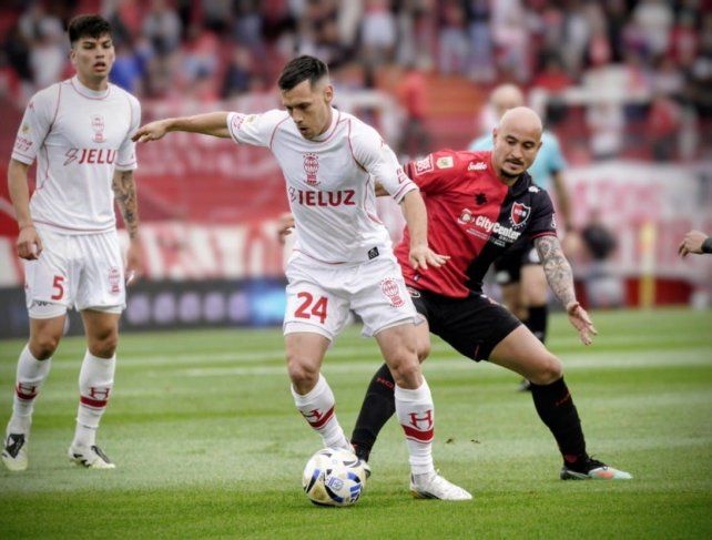 El delantero de Newell's, Carlos González, intenta capturar el balón en el duelo ante Huracán. 