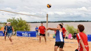 En las playas de Concepción del Uruguay se juega a diferentes deportes.