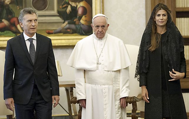 Gesto adusto. El Papa Francisco posa junto a Macri y su esposa. Gesto adusto. El Papa Francisco posa junto a Macri y su esposa.
