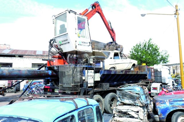 El municipio compactará 14 autos y 210 motos abandonados