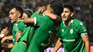 El festejo de Banfield tras el primer gol ante Newells. Un penal muy discutido.