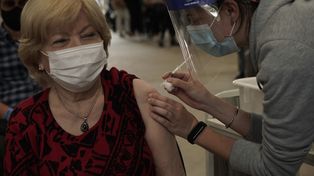 Empezó la campaña para vacunar con la tercera dosis a los mayores de 50 años