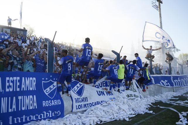 El festejo loco de los jugadores y la hinchada. Mucho público en el Olaeta.