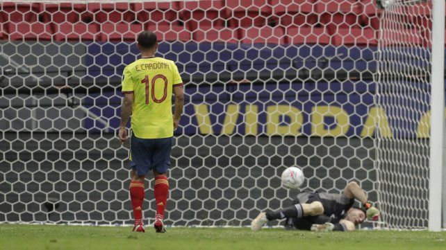 Cardona sufre la gran atajada de Martínez. AP Eraldo Peres.